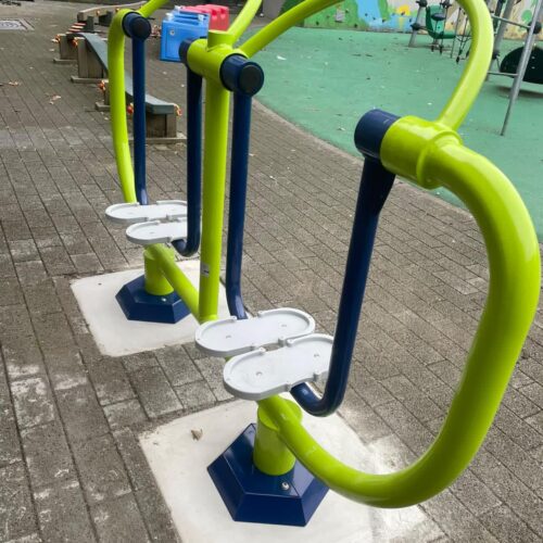 Kinder buitenfitnesstoestellen: Airwalkers. Naast de groen-blauwe kleur op aanvraag ook in diverse andere kleurstellingen leverbaar.